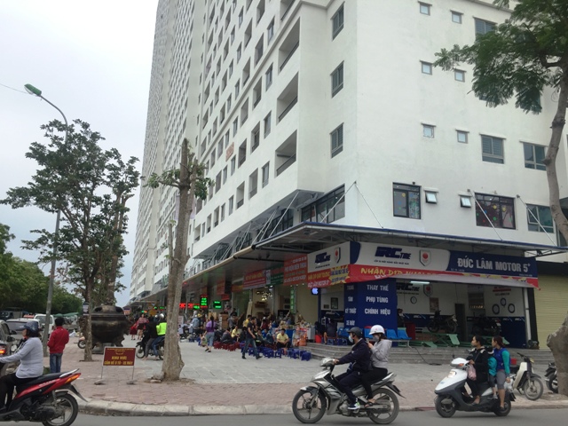 Chung cư giá rẻ nhếch nhác vì chợ cóc, hàng quán, ách tắc giao thông ảnh 5